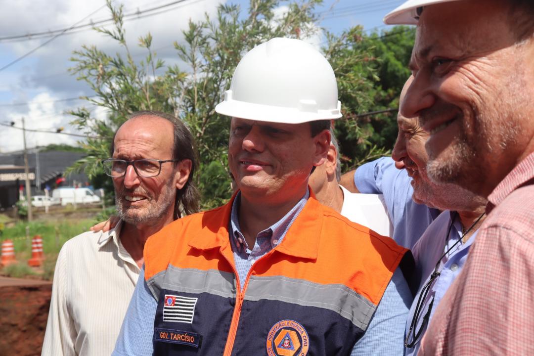 Foto 6 de 9 — Tarcísio troca elogios com Edinho e autoriza início de obras em Araraquara